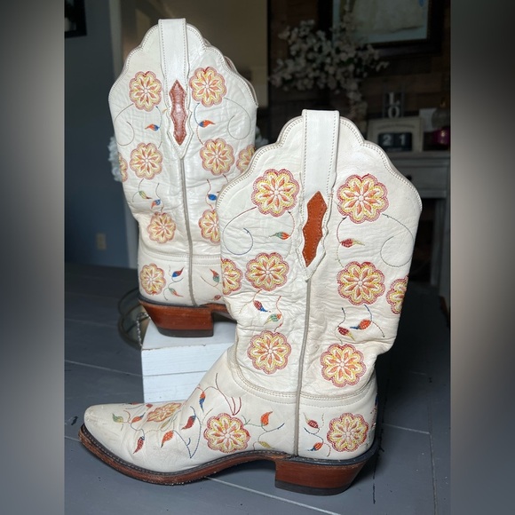 Lucchese Vintage  Floral Embroidered Cream Boots Size 7 - Picture 2 of 10